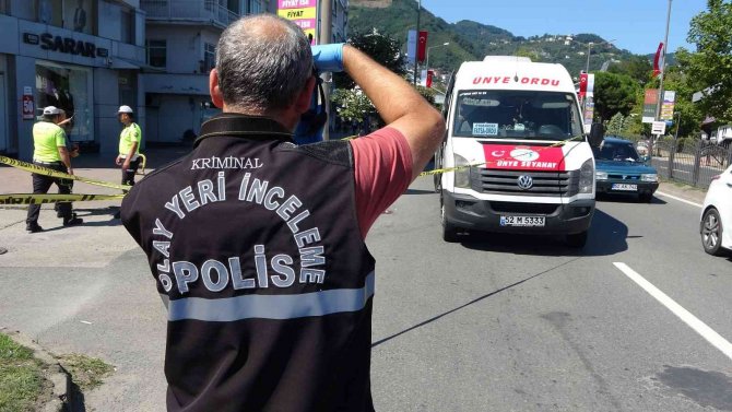 Minibüsün açık kapısından düşen kadın ağır yaralandı