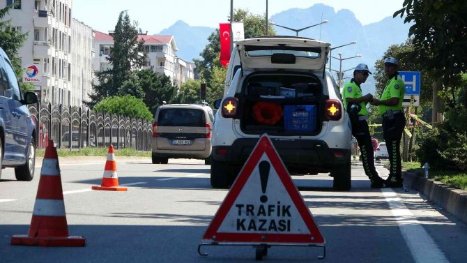 Minibüsün açık kapısından düşen kadın ağır yaralandı