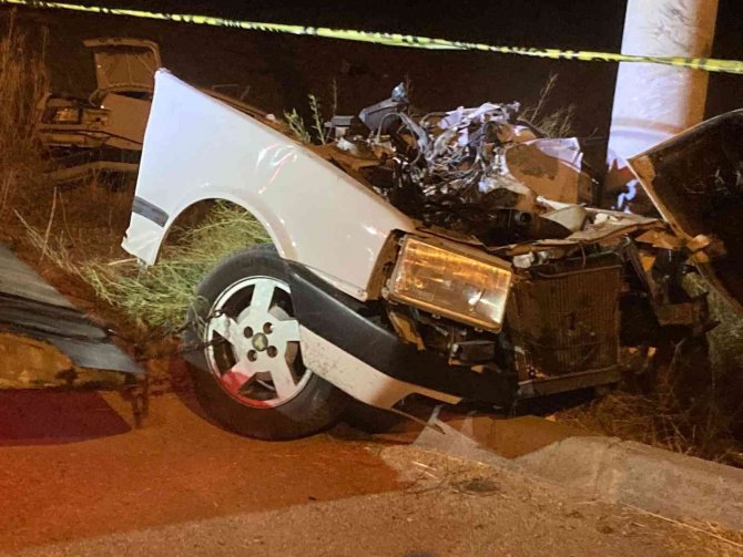 Otomobil elektrik direğine çarptı: 1’i bebek 2 ölü, 3 yaralı