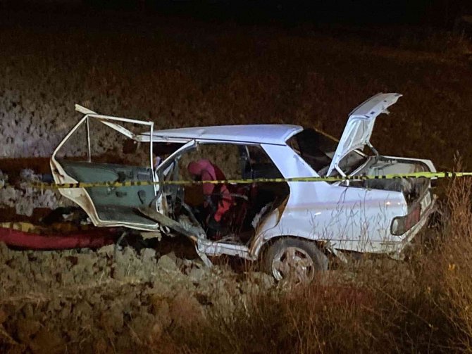 Otomobil elektrik direğine çarptı: 1’i bebek 2 ölü, 3 yaralı