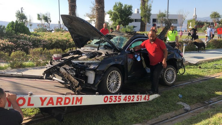 Otomobil, tramvay yolu kenarındaki ağaca çarptı: 2 ölü, 1 yaralı