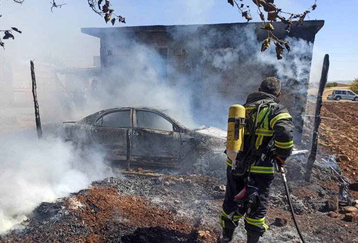 Tek katlı ev ile bahçesindeki otomobil yandı