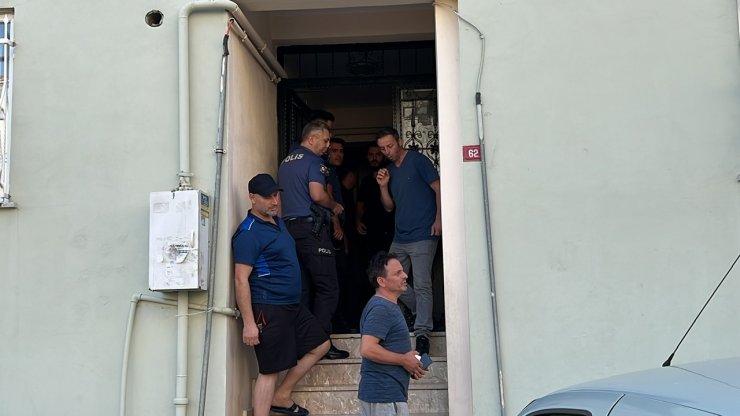 Telefonunu tavada yakıp, kendisini odaya kilitledi