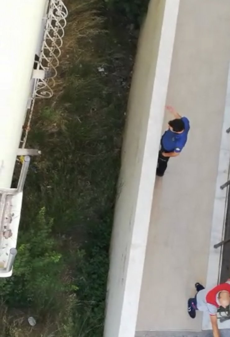 Telefonunu tavada yakıp, kendisini odaya kilitledi