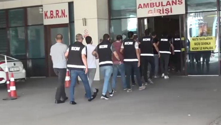 Yurt dışından getirdikleri araçları sahte belgelerle satan 4 kişi tutuklandı