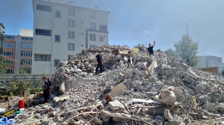 5.8'lik deprem tatbikatında enkaz altında kalanlar kurtarıldı, çıkan yangın söndürüldü