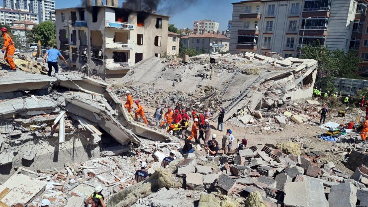 5.8'lik deprem tatbikatında enkaz altında kalanlar kurtarıldı, çıkan yangın söndürüldü