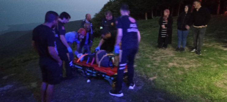 Ağaçta mahsur kalan paraşütçü yaralı olarak kurtarıldı