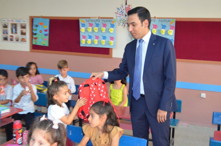 Ağlayıp sınıfı terk eden öğrenciyi kaymakam ikna etti