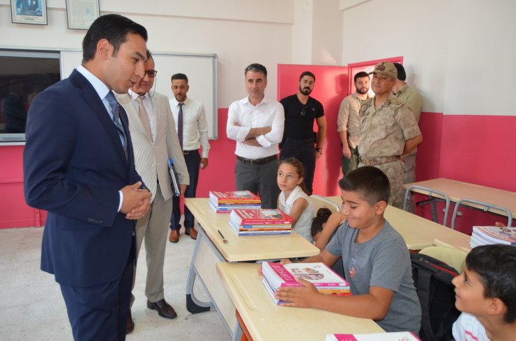 Ağlayıp sınıfı terk eden öğrenciyi kaymakam ikna etti