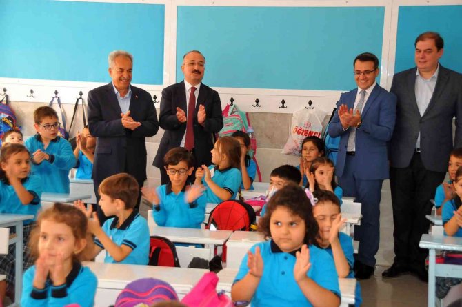 Akşehir Belediyesi’nden 2 bin 500 çanta ve kırtasiye seti