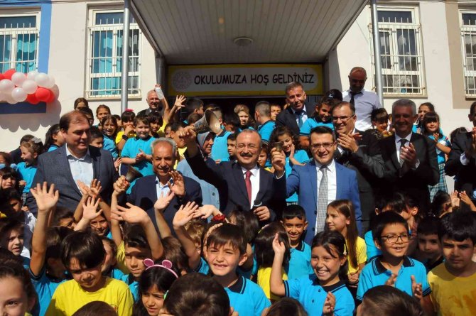 Akşehir Belediyesi’nden 2 bin 500 çanta ve kırtasiye seti