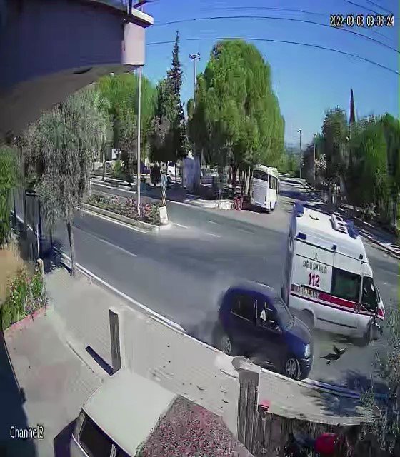 Ambulans park halindeki araca çarptı, sürücü ölümden döndü