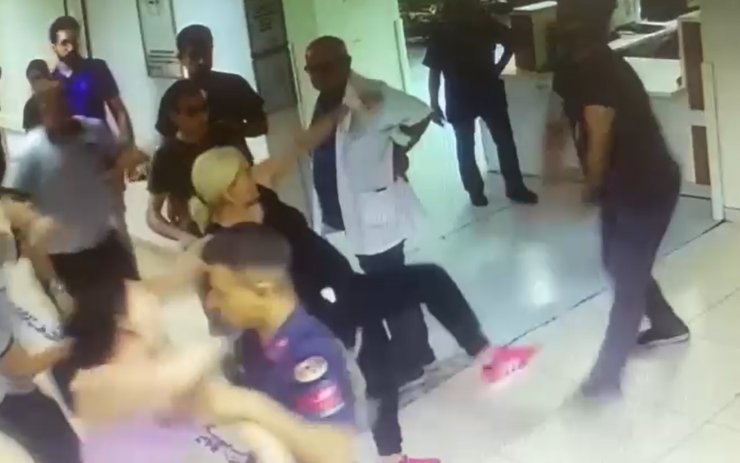 Anne-kız; doktor, hemşire ve güvenlik görevlisine saldırdı