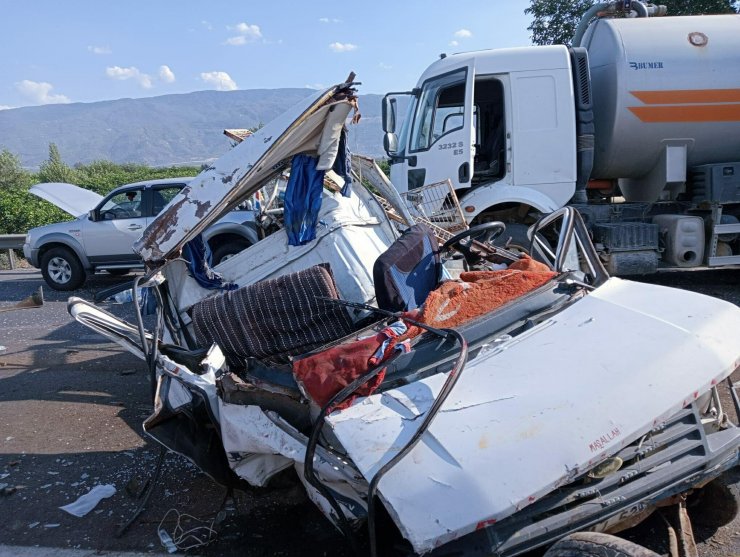 Arızalanan kamyonet zincirleme kazaya neden oldu: 3 yaralı