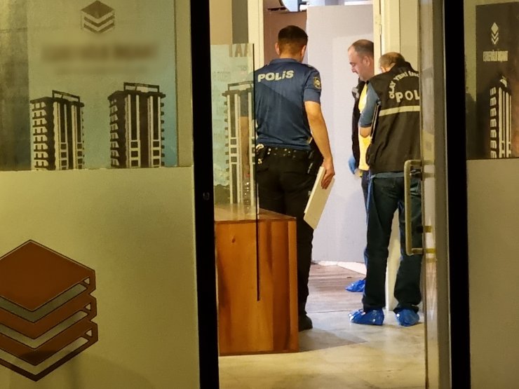 Arkadaşının ofisinde uğradığı silahlı saldırıda ağır yaralandı