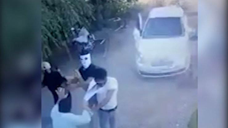 Baba ile oğluna otomobille çarpıp, sopayla saldırdılar