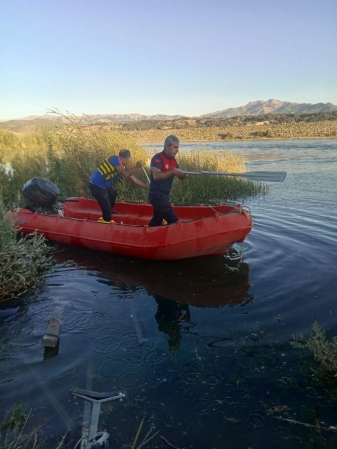 Bingöl’de baraj ortasında mahsur kalan vatandaşı ekipler kurtardı