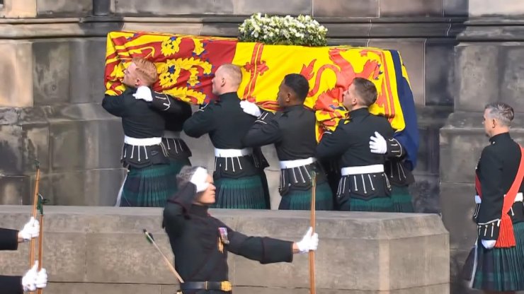 Elizabeth’in naaşı, St. Giles Katedrali’ne getirildi