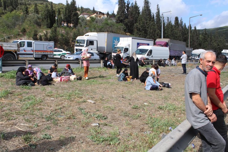 Kocaeli'de TEM'de zincirleme kaza: 1'i çocuk 4 yaralı