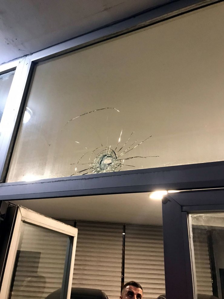 Motosikletteki iki şüpheli oto galeriye kurşun yağdırdı