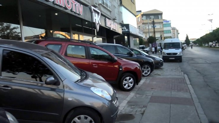 Motosikletteki iki şüpheli oto galeriye kurşun yağdırdı