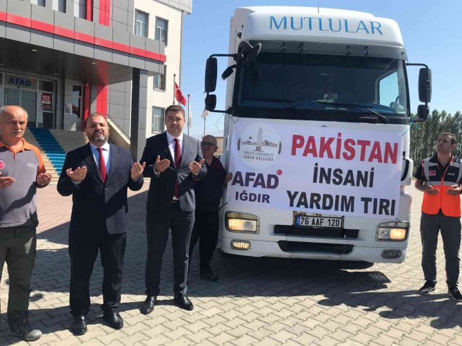 Pakistan’daki sel bölgesine yardım tırı gönderildi