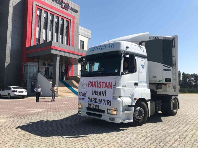 Pakistan’daki sel bölgesine yardım tırı gönderildi