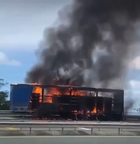 Rize’de yanan tır dorsesi kullanılamaz hale geldi