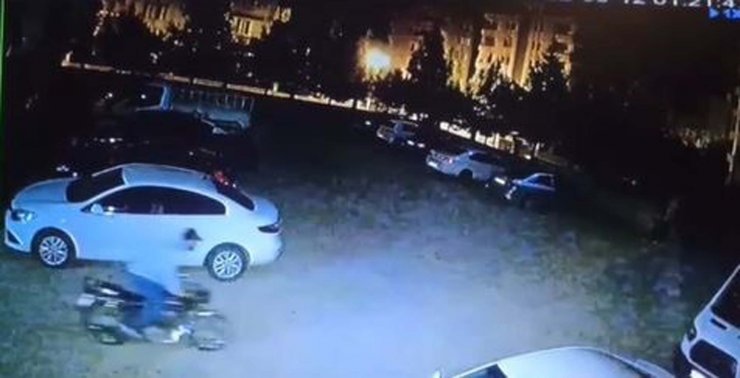 Site bahçesinden motosiklet hırsızlığı kamerada