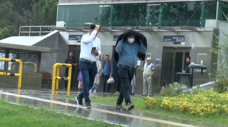 Yağmura hazırlıksız yakalandılar