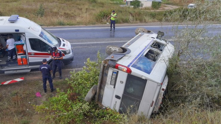 Fabrika işçilerinin taşındığı servis minibüsü devrildi: 7 yaralı