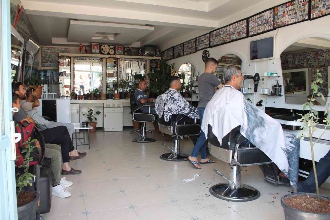 Fotoğrafları önce aynada biriktiriyor, sonra çerçeve yaptırıp saklıyor