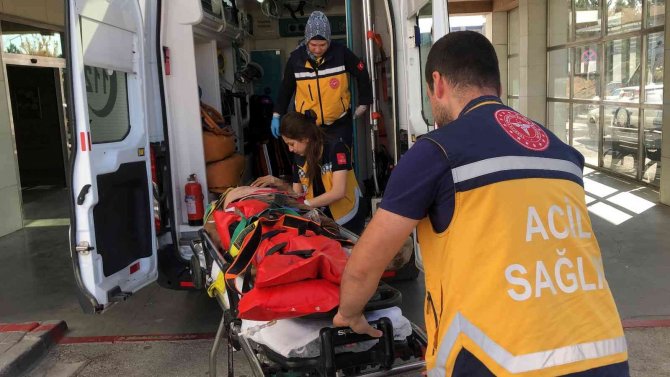 Hurdaya dönen otomobildeki 4 kişi yaralandı