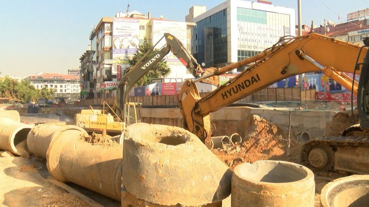 İnşaat işçisi gibi girdikleri şantiyeden beton kalıpları çaldılar