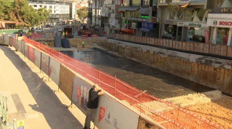 İnşaat işçisi gibi girdikleri şantiyeden beton kalıpları çaldılar