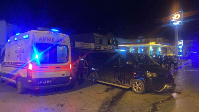 Polisin dur ihtarına uymayan otomobil minibüse çarptı:3 yaralı