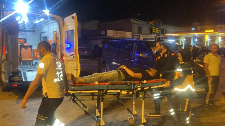 Polisten kaçan otomobil sürücüsü, minibüse çarptı: 3 yaralı