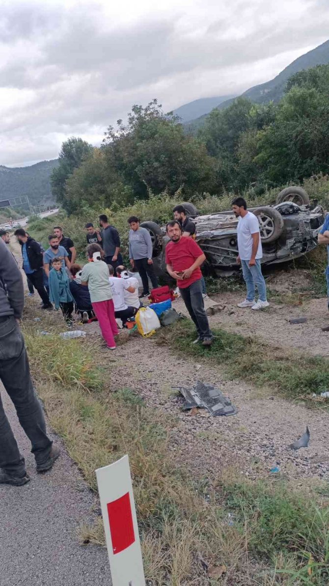 Takla atan otomobildeki 5 kişi yaralandı