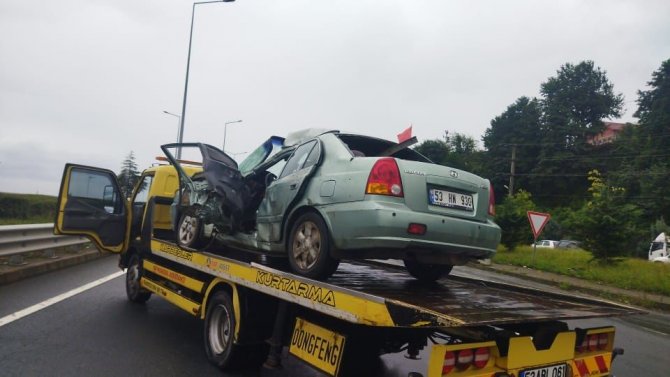 Tır otomobile çarptı, baba ve oğlu ağır yaralandı