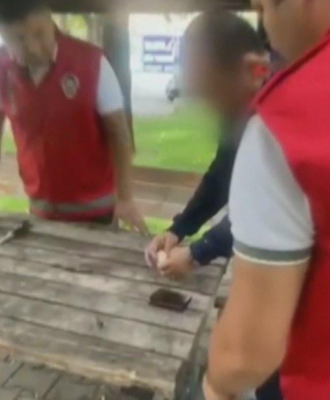 Yakalanacağını anladı, uyuşturucuyu ağzına sakladı