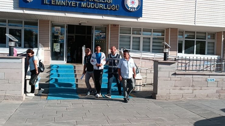 123 suç kaydı bulunan 19 yaşındaki firari hükümlü, yakalanıp cezaevine gönderildi