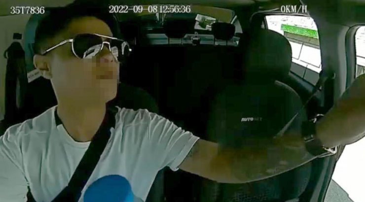 Bindiği takside şoförün parasını çaldı; o anlar kamerada