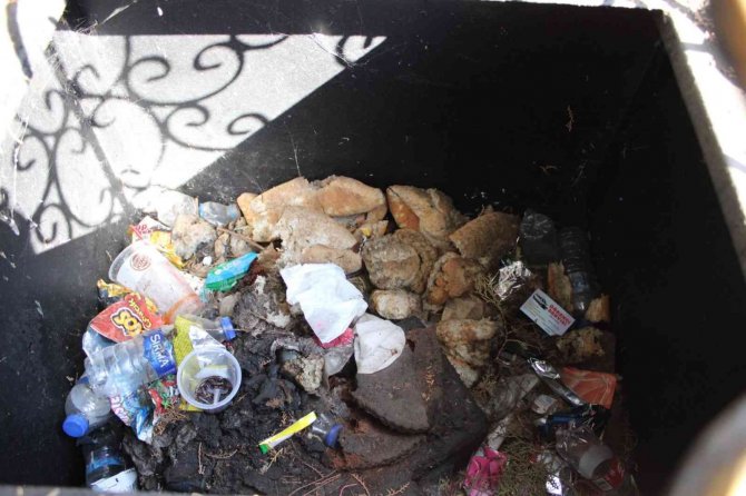 Binlerce kişi yanından geçiyor ama kimse ne olduğunu bilmiyor