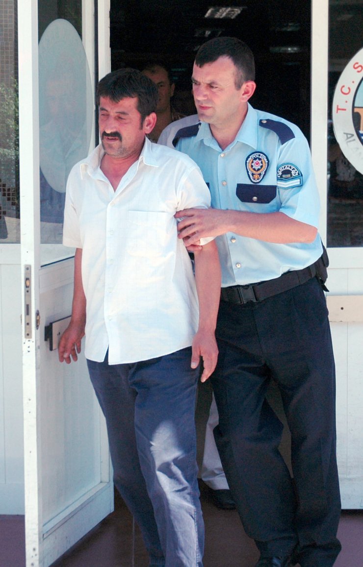 Eşini öldürüp intihara kalkışan sanık, çenesi zarar gördüğü için ifadesini yazılı verdi