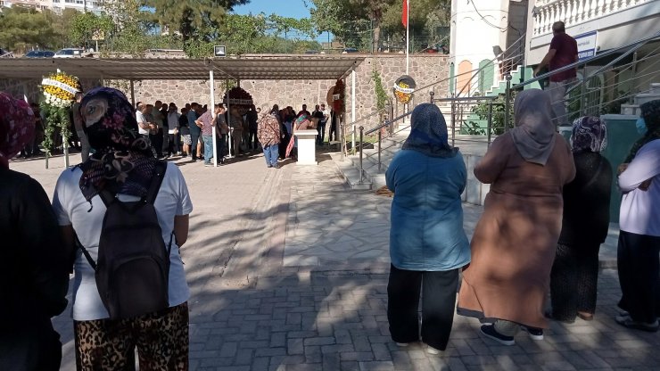 İzmir'deki kazada ölen Gülizar toprağa verildi, midibüs sürücüsü tutuklandı