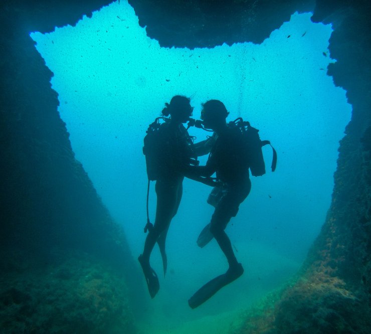 Kalp şeklindeki su altı mağarası, dalış tutkunlarının gözdesi