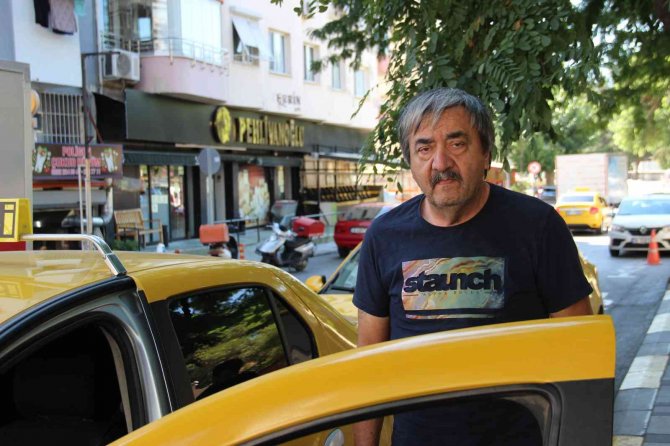 Taksinin güneşliğindeki parayı çaldı, fark edildiğini anlayınca kaçtı