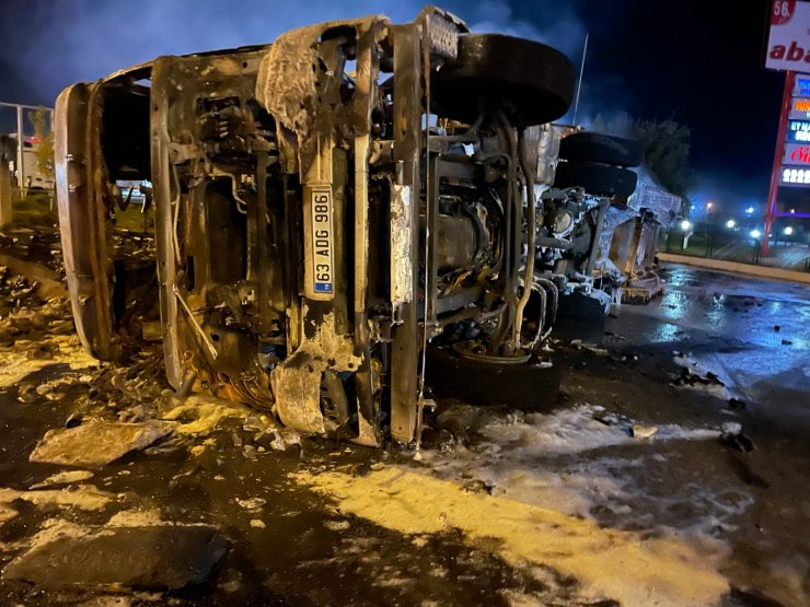 Devrilen TIR alev aldı