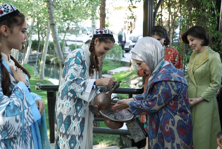 Emine Erdoğan, Ziroat Mirziyoyeva Konigil Kağıt Fabrikası’nı ziyaret etti